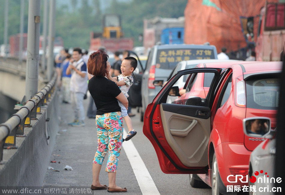 中秋假期又見高速路擁堵 乘客紛紛下車休息