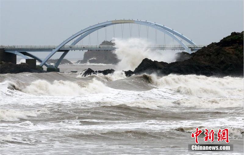 臺風“鳳凰”登陸浙江 狂風掀起巨浪