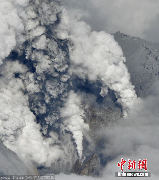 當(dāng)?shù)貢r(shí)間2014年9月27日，日本中部御岳山發(fā)生噴發(fā)，或已造成數(shù)人受傷。