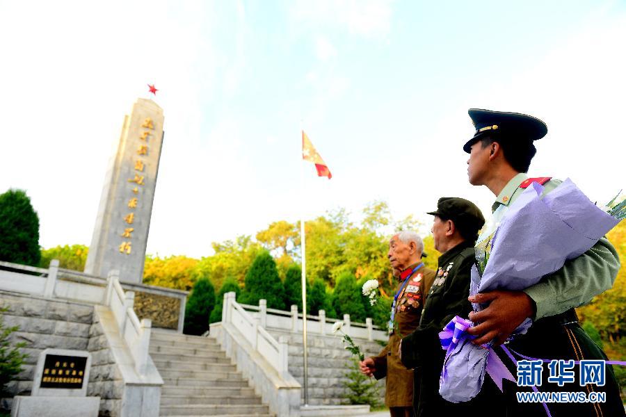 9月29日，在遼寧丹東抗美援朝烈士陵園，來(lái)自全國(guó)各地的革命老戰(zhàn)士及家屬向抗美援朝烈士紀(jì)念碑獻(xiàn)花。