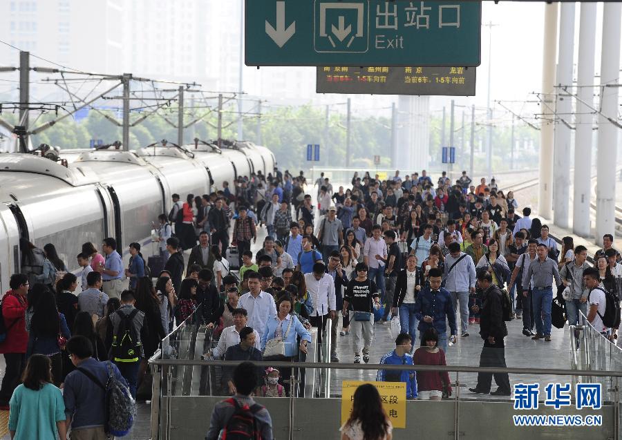 10月6日，無錫火車站站臺上人頭攢動。