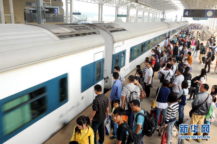 10月6日，在安徽銅陵火車站，大批旅客在站臺上等候乘車。