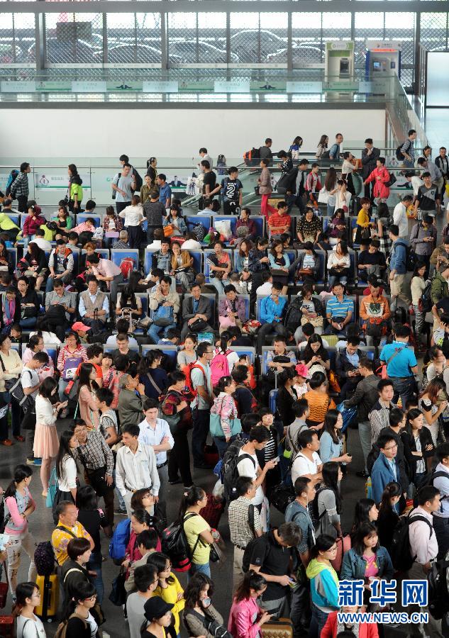 10月6日，旅客在蘇州火車站候車大廳等候乘車。