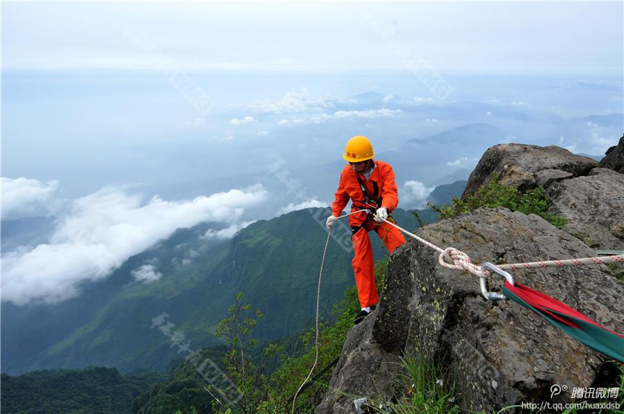 10月5日，峨眉山景區(qū)清潔工彭文才下到巖壁清理游客丟棄的垃圾。