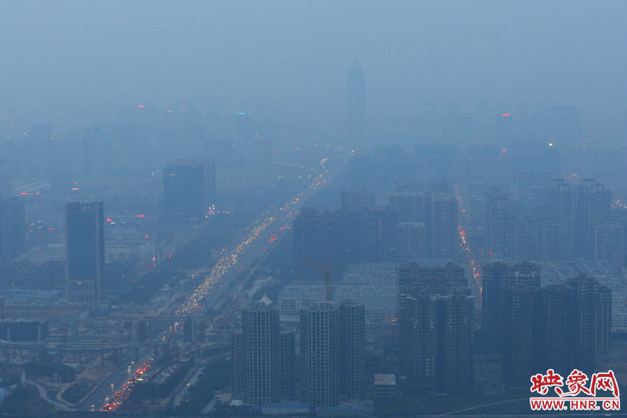 18：07鄭州被霧霾包裹著，不遠處的建筑隱約可見。