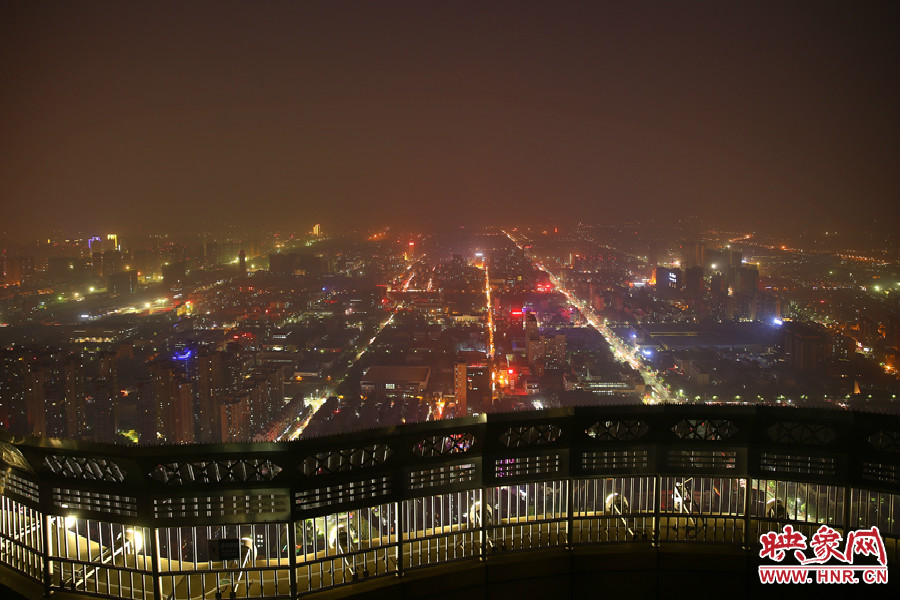 18：40鄭州沉浸在一片霧霾中，都市的燈光霧蒙蒙的，夜空看不到月亮的蹤跡。