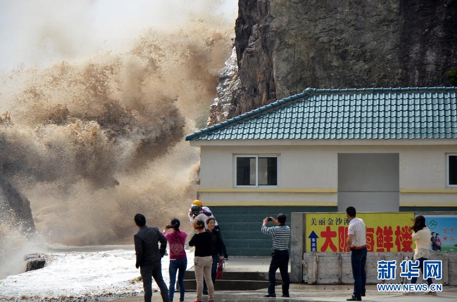 10月12日，浙江省溫嶺市石塘鎮(zhèn)海域出現(xiàn)大浪。