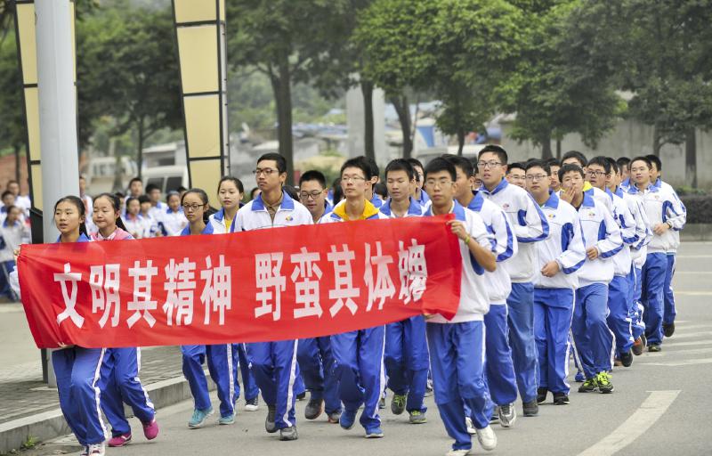 10月14日，成都七中萬達學(xué)校實行三年跑六百公里才能畢業(yè)，現(xiàn)場學(xué)生開始長跑。