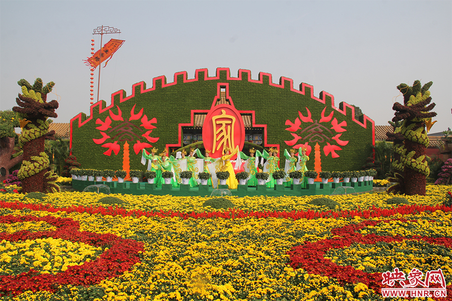 龍亭公園內(nèi)大型菊花景觀。