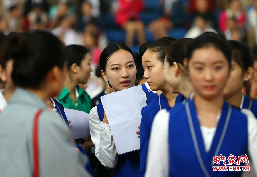 南航在鄭招百名空姐空少 全國千余帥哥美女應(yīng)試