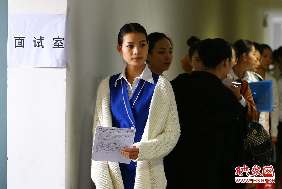 南航在鄭招百名空姐空少 全國千余帥哥美女應(yīng)試