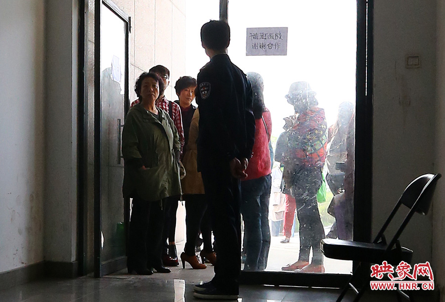 南航在鄭招百名空姐空少 全國千余帥哥美女應(yīng)試