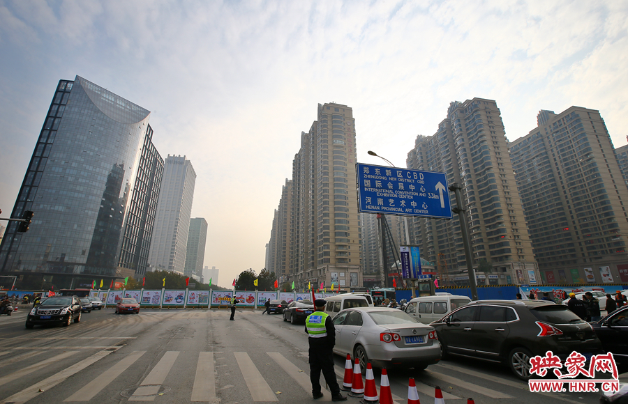 由于圍擋，汽車司機看不到對面的紅綠燈，車輛通行全靠交警現(xiàn)場指揮