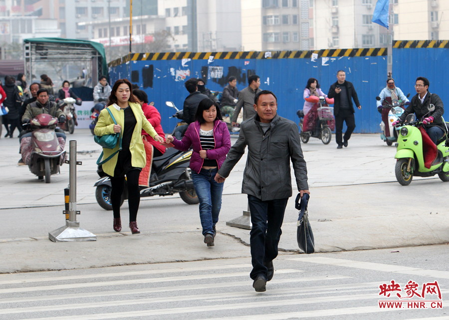 因為堵車，許多上班族飛奔在路上