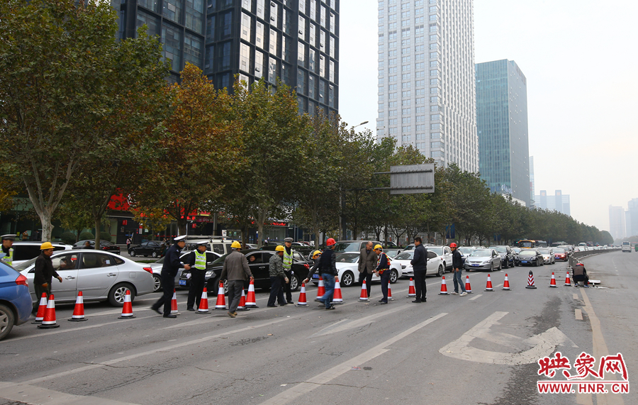 早上高峰期到來前，交警和工作人員設(shè)置道路引導(dǎo)警示樁