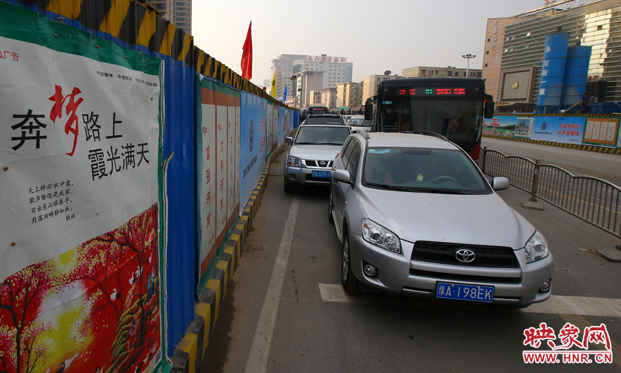 每條路的路口都壓縮成雙車道，大大減緩了汽車通行速度