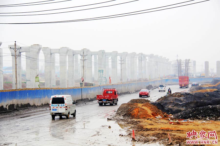 鄭平路柴郭轉(zhuǎn)盤處以及圍擋兩邊預(yù)留的道路坑坑洼洼，無人維護(hù)，造成事故頻發(fā)，經(jīng)常堵車。