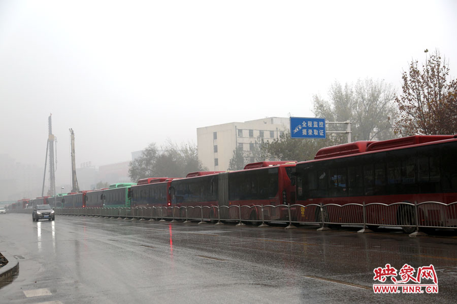 金水路未來路附近的公交“合體”變身小火車