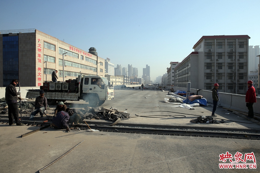 由西向東方向，嵩山南路出口以東，仍在緊張施工中。