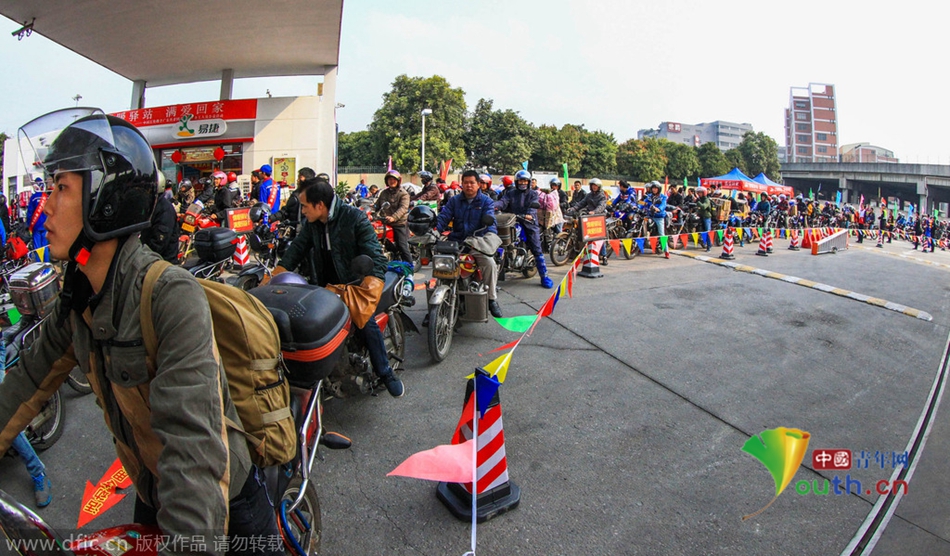 2015年2月10日，廣東佛山，順德龍山加油站為返鄉(xiāng)摩托車(chē)免費(fèi)加油。