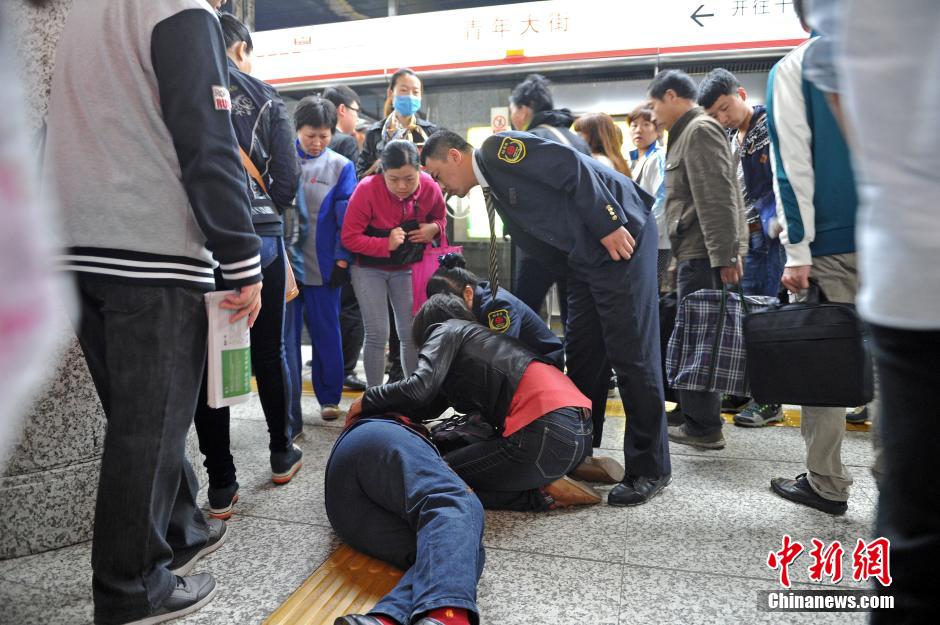 74歲老太地鐵站臺(tái)摔倒稱“有老保，不訛人”