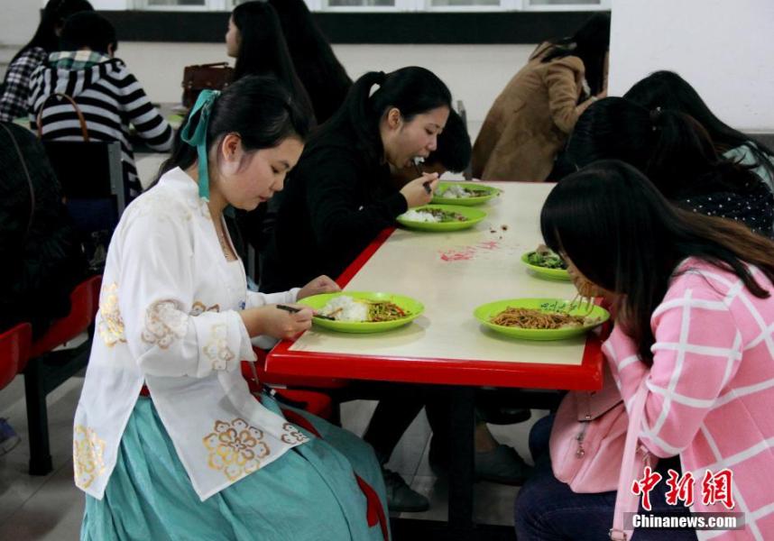 圖為穿漢服在食堂吃飯的胡雅潔。