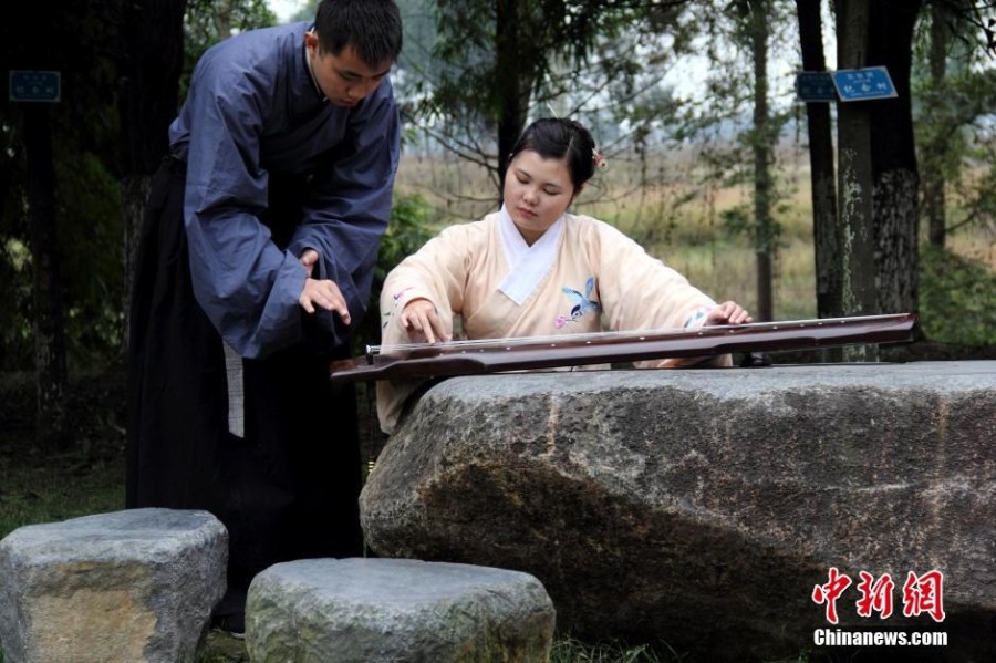 在校園里撫琴的“神雕俠侶”。