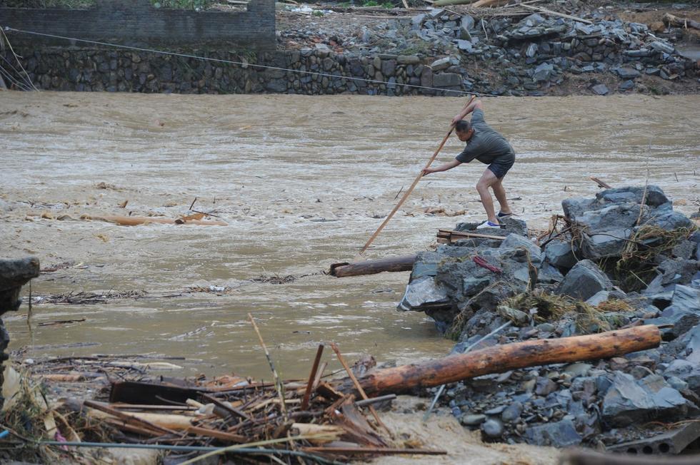 貴州雷山遭暴雨襲擊 村民在洪水中淡定撈魚(yú)