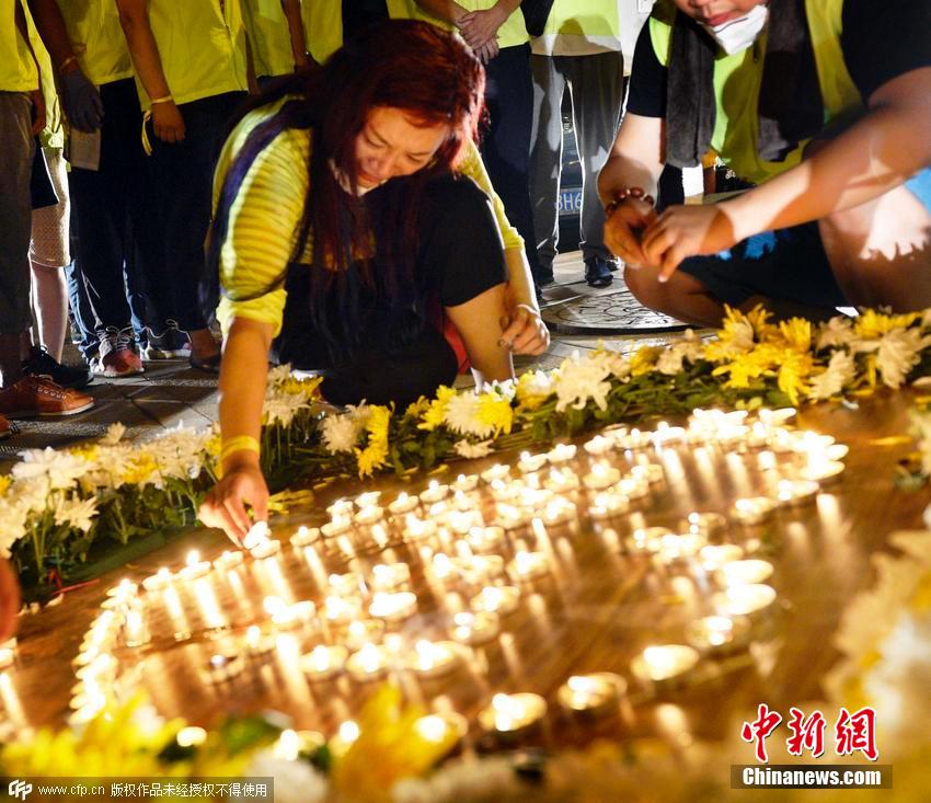 天津志愿者搭臨時(shí)祭奠站 追悼爆炸死難者