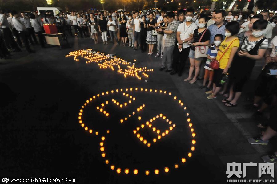 天津港爆炸事故頭七祭 市民悼念