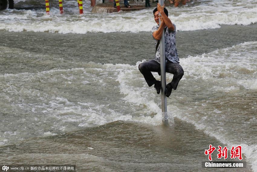 杭州錢塘江珊瑚沙水庫(kù)段，兇猛的“鬼王潮”沖上岸來