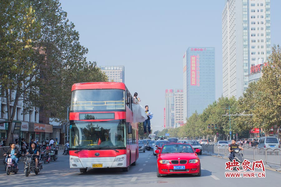 鄭州街頭現(xiàn)懸浮“婚禮” 呼吁摒棄物質(zhì)追求純真愛(ài)情