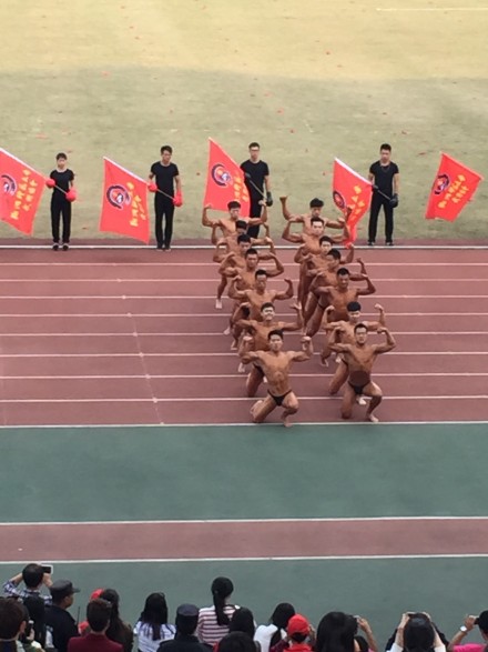 杭州某大學(xué)秋季運(yùn)動(dòng)會(huì)開幕式 裸男大秀肌肉