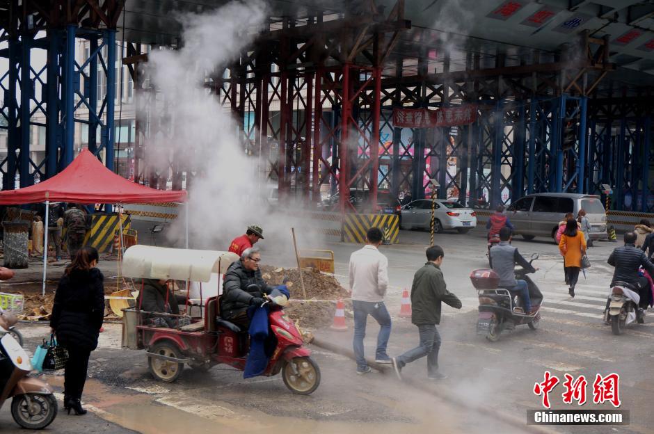 鄭州鬧市熱力管爆裂 行人車輛“騰云駕霧過險(xiǎn)灘”