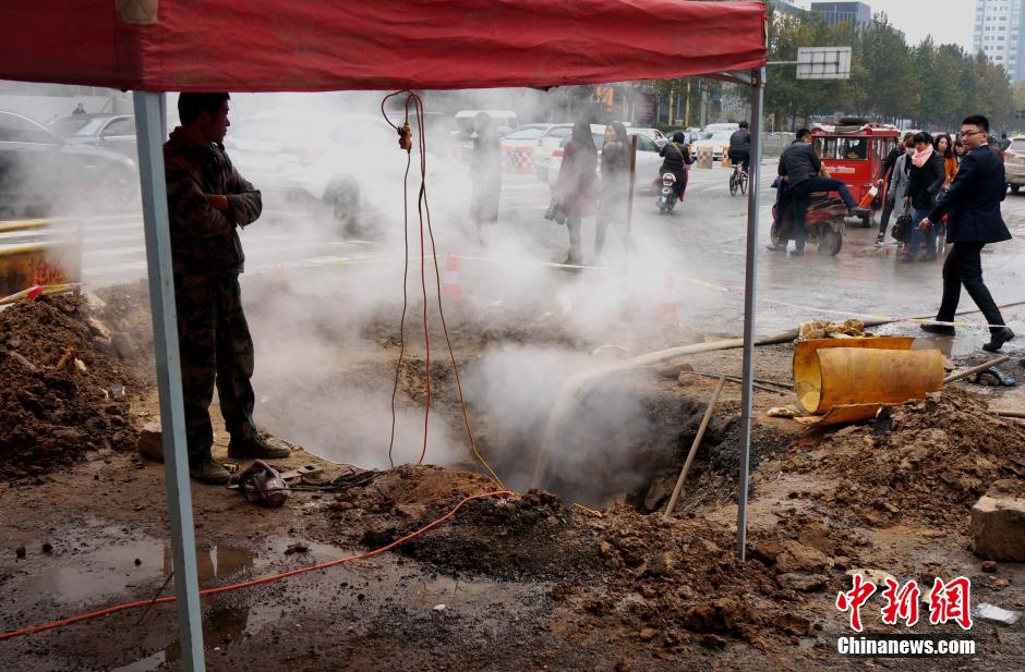 鄭州鬧市熱力管爆裂 行人車輛“騰云駕霧過險(xiǎn)灘”