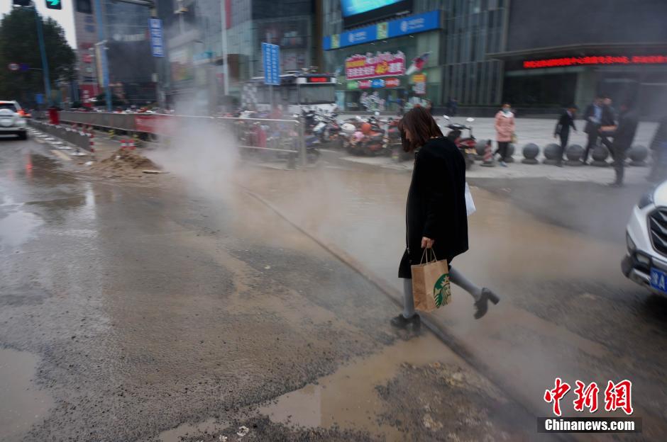 鄭州鬧市熱力管爆裂 行人車輛“騰云駕霧過險(xiǎn)灘”