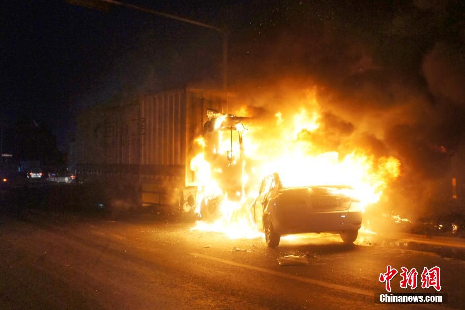 浙江一快遞車與私家車相撞后起火 多人傷亡