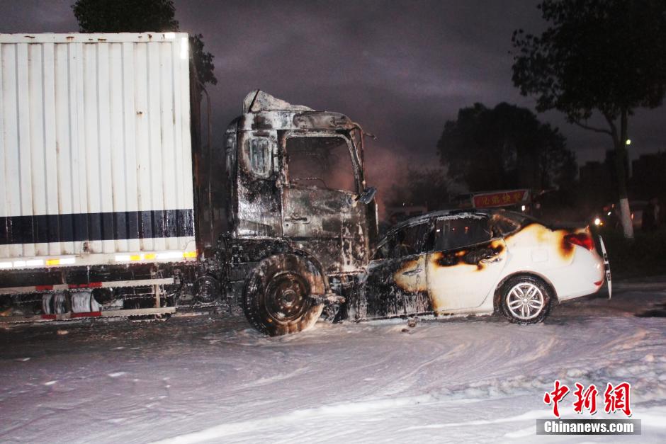 浙江一快遞車與私家車相撞后起火 多人傷亡