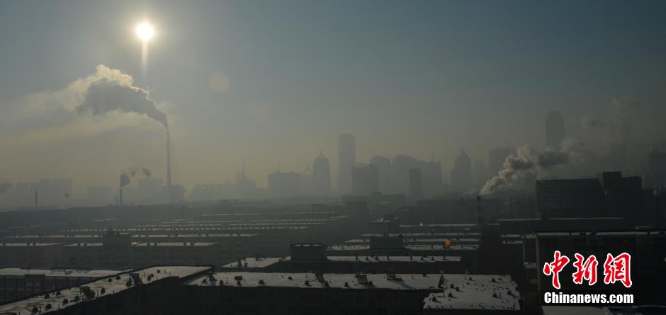 沈陽(yáng)上空“大氣對(duì)流” 煙柱飄向不同方向