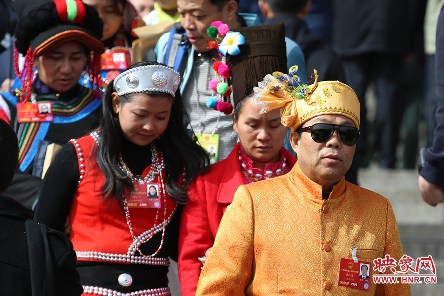 這位云南代表團(tuán)男代表的帽子上還有一只漂亮的孔雀裝飾