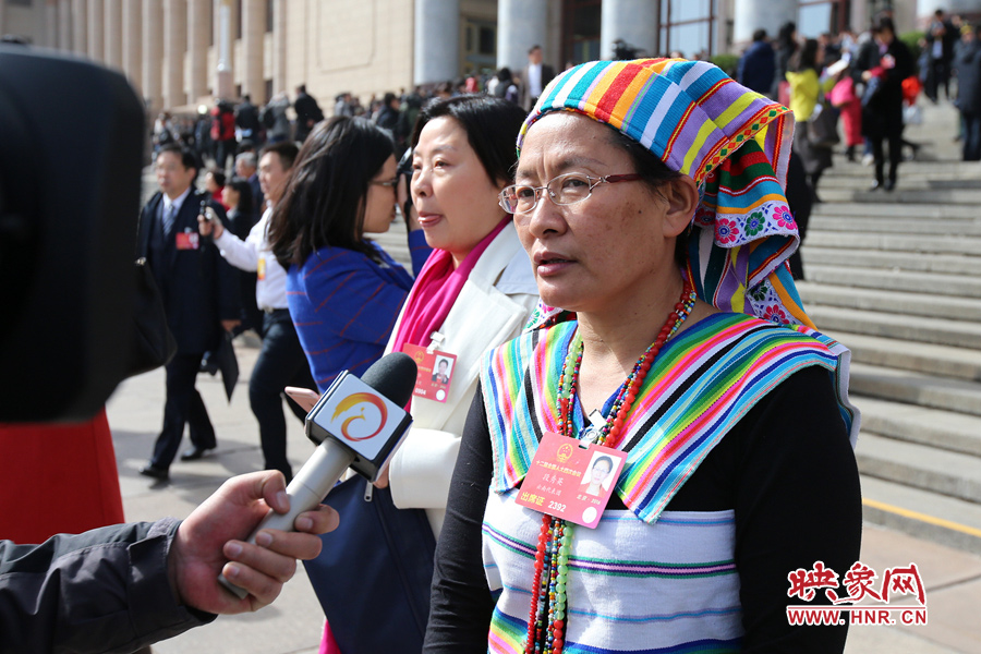 云南代表團(tuán)一位代表的“彩虹帽子”