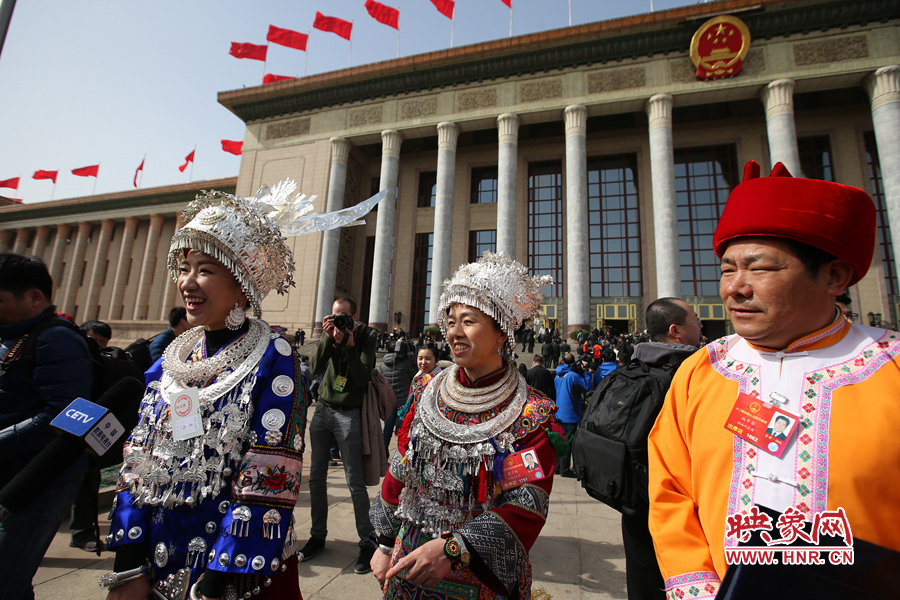 貴州代表團(tuán)的銀頭飾（左一）和湖南代表團(tuán)代表的頭飾和帽子