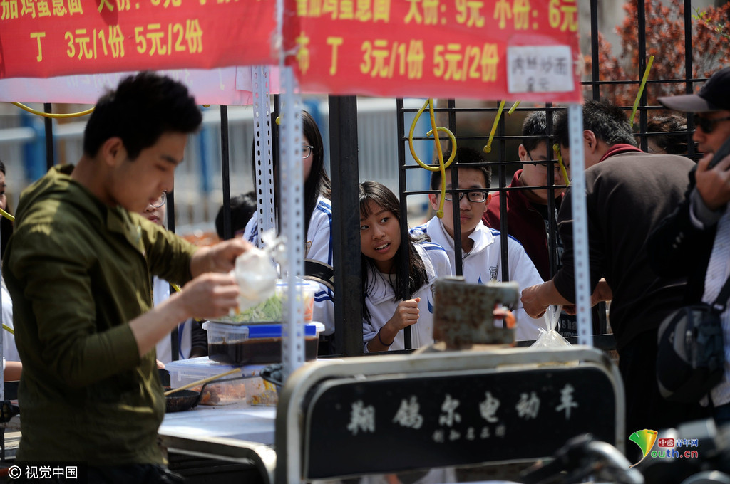 藝校實(shí)行封閉管理 學(xué)生“跨欄”買(mǎi)飯