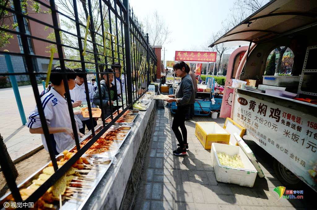 藝校實(shí)行封閉管理 學(xué)生“跨欄”買(mǎi)飯