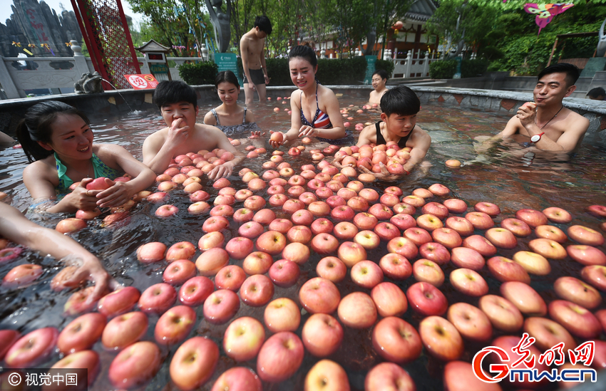 洛陽(yáng)一景區(qū)辦“溫泉水果浴” 蘋果黃瓜連泡帶吃敷面膜