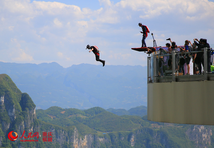 28日，2016世界低空跳傘大賽在重慶云陽龍缸景區(qū)正式開賽。圖為選手角逐中。劉政寧 攝