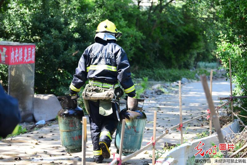 鄭州一非法液化氣灌裝點(diǎn)爆炸 消防員火中搶出近百液化罐