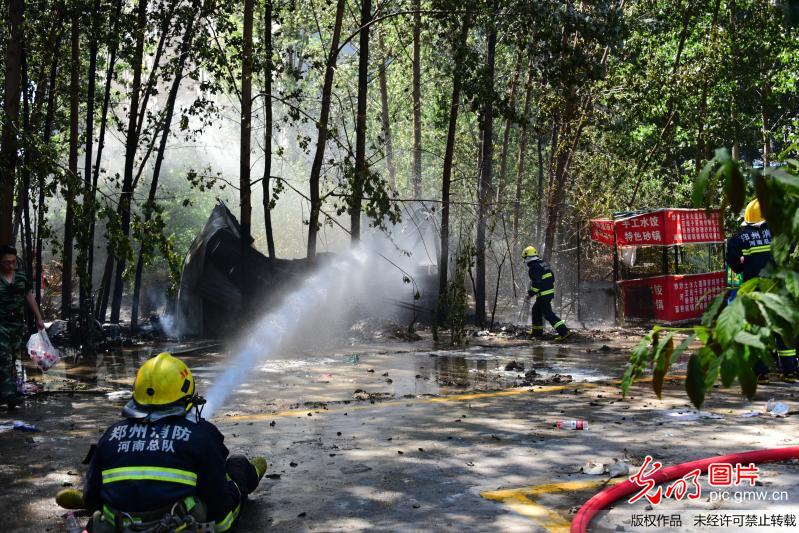 鄭州一非法液化氣灌裝點(diǎn)爆炸 消防員火中搶出近百液化罐