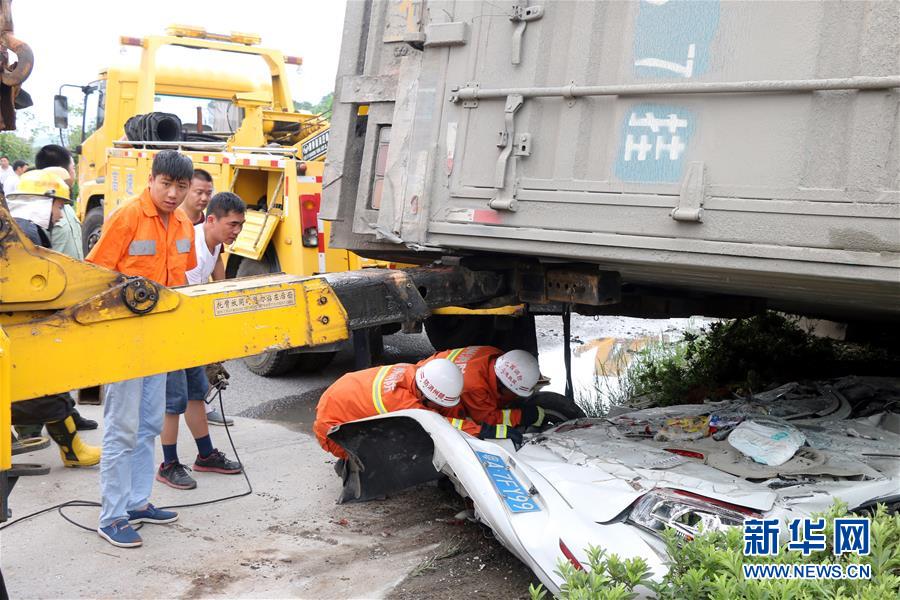 江西會(huì)昌一大貨車(chē)側(cè)翻 壓扁小車(chē)致6人死亡