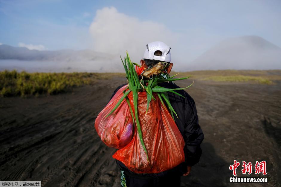 村民冒死去火山口祭祀 說走就走